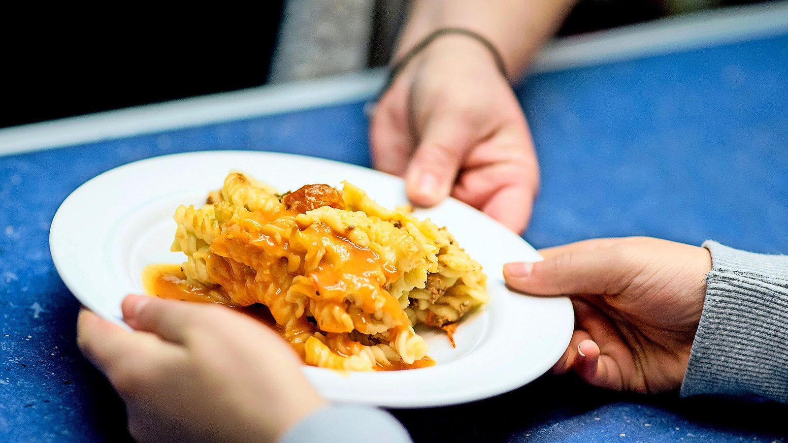 Ist da Fleisch drin? Immer mehr Schulmensen sagen Nein.Foto: dpa/Hauke-Christian Dittrich Ist da Fleisch drin? Immer mehr Schulmensen sagen Nein.Foto: dpa/Hauke-Christian Dittrich