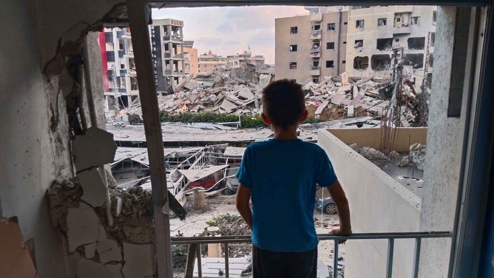 Ein Junge blickt aus einem beschädigten Raum des Jabal Amel Krankenhauses auf ein zerstörtes Gebäude, das bei einem israelischen Luftangriff in der südlichen Hafenstadt Tyrus getroffen wurde.Foto: Uncredited/AP/dpa