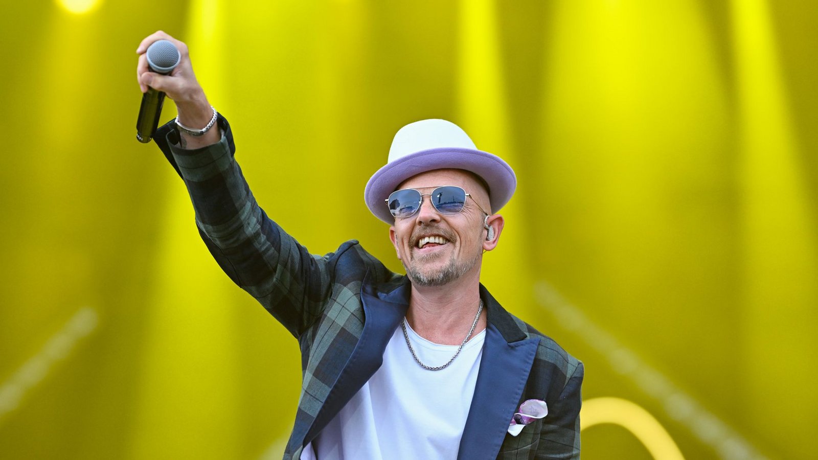 Mit seinen Markenzeichen Hut und Sonnenbrille und einer großen Band war auch Jan Delay beim Festival am Start.Foto: dpa/Uwe Anspach Mit seinen Markenzeichen Hut und Sonnenbrille und einer großen Band war auch Jan Delay beim Festival am Start.Foto: dpa/Uwe Anspach