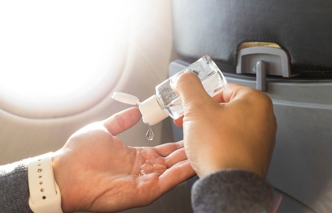 Für Desinfektionsmittel gelten einige Einschränkungen im Flugzeug.<span class='image-autor'>Foto: EugeneEdge / shutterstock.com</span>