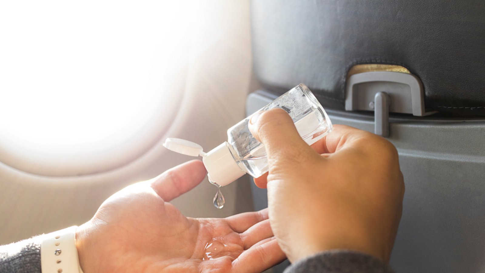 Für Desinfektionsmittel gelten einige Einschränkungen im Flugzeug.Foto: EugeneEdge / shutterstock.com Für Desinfektionsmittel gelten einige Einschränkungen im Flugzeug.Foto: EugeneEdge / shutterstock.com
