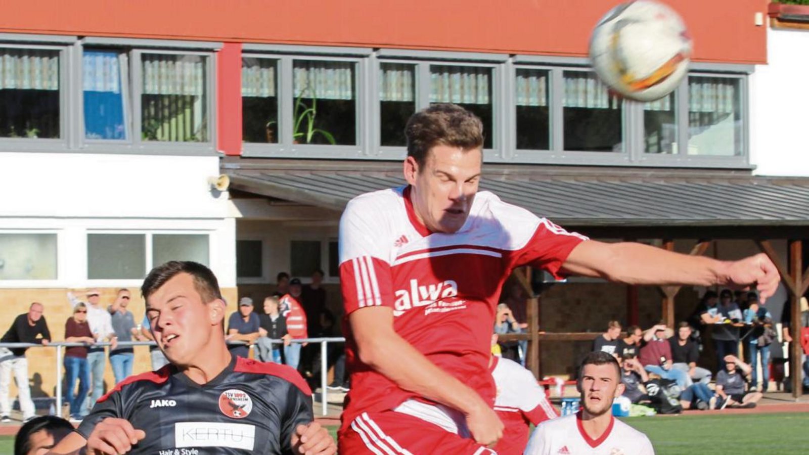 Daniel Nissan (rechts) ist Bogdan Nutrescu enteilt und köpft das 3:1 nach einer Ecke seines Bruders Dennis Nissan. Foto: Nachreiner