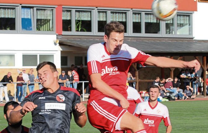 Daniel Nissan (rechts) ist Bogdan Nutrescu enteilt und köpft das 3:1 nach einer Ecke seines Bruders Dennis Nissan. Foto: Nachreiner
