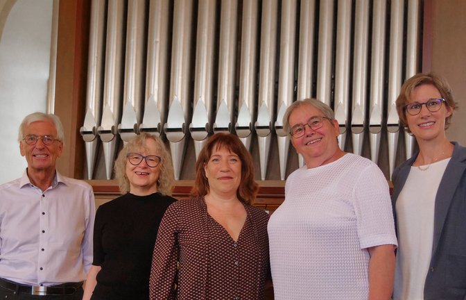Das Sersheimer Organistenteam, bestehend aus Siegfried Laukner, Brigitte Abele, Dr. Michelle Ruth Büscher, Gerlinde Reinke und Carmen Förnzler (von links), hat die Orgel in der Johanneskirche am Sonntag in die Renovierung verabschiedet. <span class='image-autor'>Fotos: Friedrich</span>
