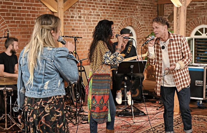 Simon Fetzer musste sich mit den Konkurrentinnen Alisha Popat (Mitte) und Zeynep Avci messen.  Foto: SAT.1/ProSieben/André Kowalski