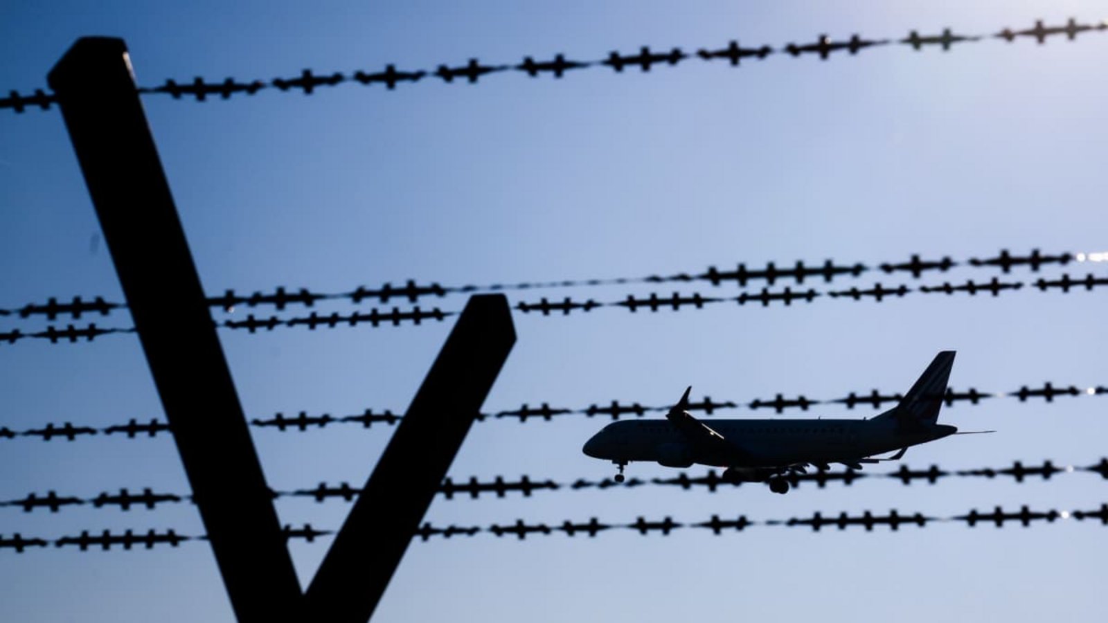 Die meisten der abgeschobenen Straftäter saßen bereits in Deutschland in Haft.<span class='image-autor'>Julian Stratenschulte/dpa</span>