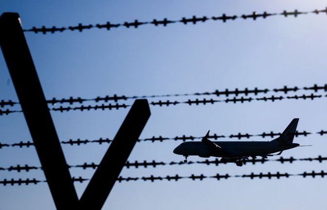Die meisten der abgeschobenen Straftäter saßen bereits in Deutschland in Haft.<span class='image-autor'>Julian Stratenschulte/dpa</span>