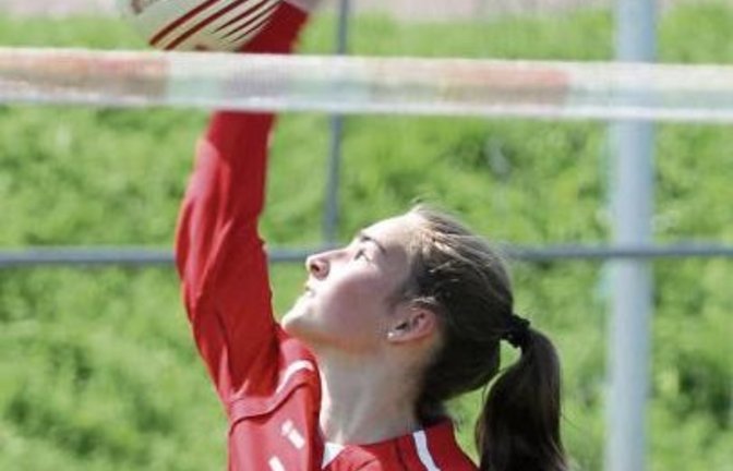 Lea Schmidt und die U-14-Faustballerinnen streben zumindest das Qualifikationsspiel zum Halbfinale bei dieser süddeutschen Meisterschaft an. Foto: Archiv/Nachreiner