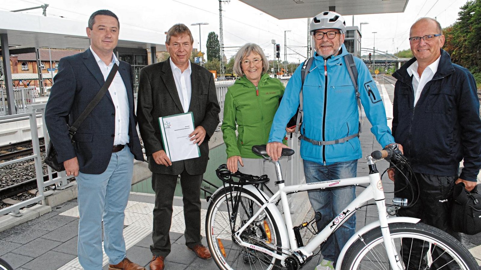 Daniel Peikert (von links) begrüßte Verkehrsminister Winfried Herrmann am Mühlacker Bahnhof gemeinsam mit Axel Hofsäß, Stefanie Seemann und Winfried Abicht. Fotos: Stahlfeld Daniel Peikert (von links) begrüßte Verkehrsminister Winfried Herrmann am Mühlacker Bahnhof gemeinsam mit Axel Hofsäß, Stefanie Seemann und Winfried Abicht. Fotos: Stahlfeld