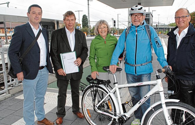 Daniel Peikert  (von links) begrüßte Verkehrsminister Winfried Herrmann am Mühlacker Bahnhof gemeinsam mit Axel Hofsäß, Stefanie Seemann und Winfried Abicht. Fotos: Stahlfeld
