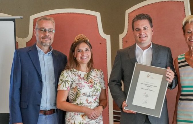 Auszeichnung des Geigersbergs im Festsaal des Cusanusstifts in Bernkastel-Kues. Von links Jury-Mitglied Prof. Michael Matheus, Uni Mainz; Sina Erdrich, Deutsche Weinkönigin; Matthias Friedrich, Stadt Sachsenheim; Monika Reule, DWI-Geschäftsführerin. <span class='image-autor'>Foto: DWI</span>