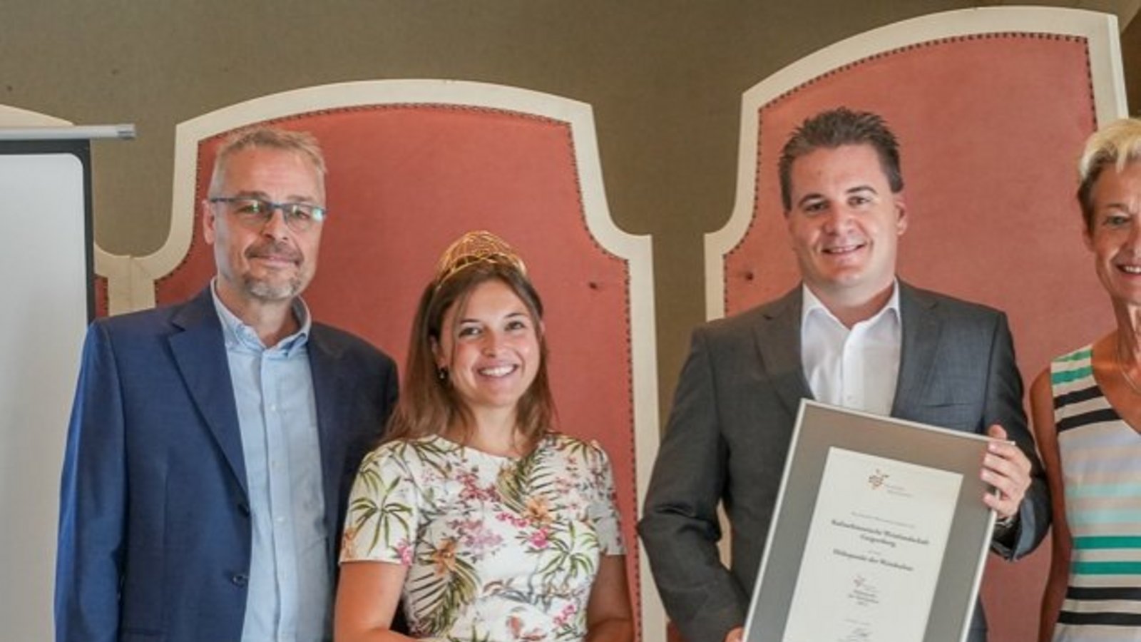Auszeichnung des Geigersbergs im Festsaal des Cusanusstifts in Bernkastel-Kues. Von links Jury-Mitglied Prof. Michael Matheus, Uni Mainz; Sina Erdrich, Deutsche Weinkönigin; Matthias Friedrich, Stadt Sachsenheim; Monika Reule, DWI-Geschäftsführerin. Foto: DWI Auszeichnung des Geigersbergs im Festsaal des Cusanusstifts in Bernkastel-Kues. Von links Jury-Mitglied Prof. Michael Matheus, Uni Mainz; Sina Erdrich, Deutsche Weinkönigin; Matthias Friedrich, Stadt Sachsenheim; Monika Reule, DWI-Geschäftsführerin. Foto: DWI