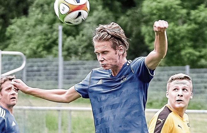 Nils Greinert (links) von der Illinger Reserve klärt in der Kreisliga B 8 per Kopf vor Etienne Wittich von der SGM Hohenhaslach/Freudental II.  Foto: Simecek