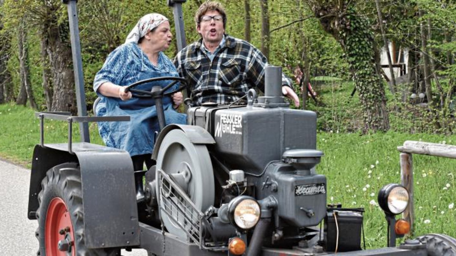 Rasante Fahrt der Kabarettisten durch Sersheim. Fotos: wf Rasante Fahrt der Kabarettisten durch Sersheim. Fotos: wf