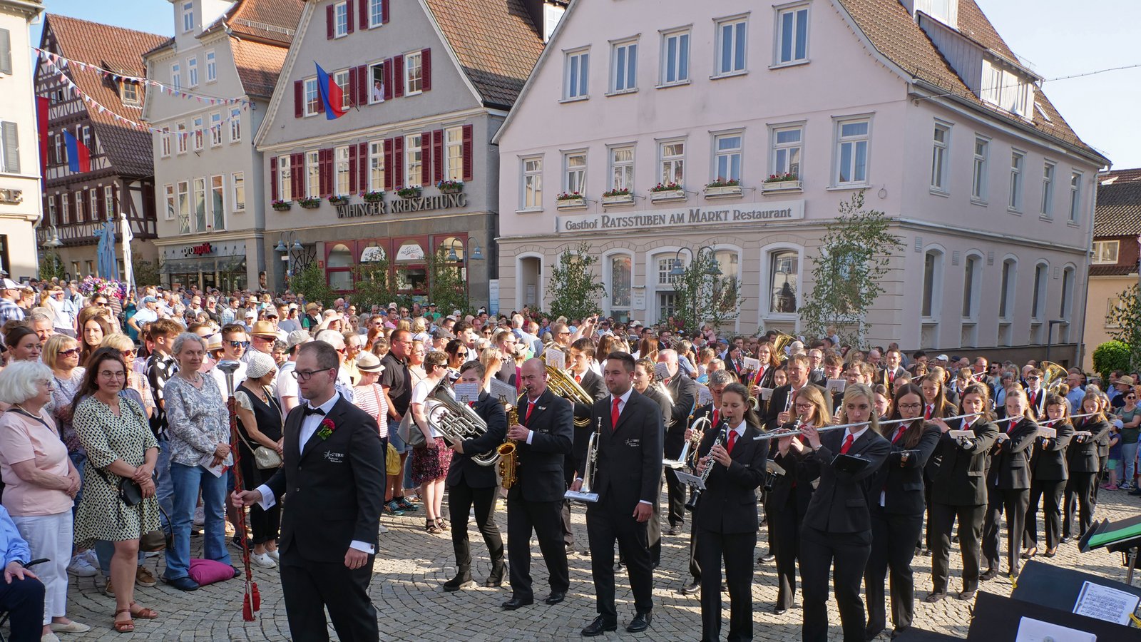 Der Musikverein marschiert über die Stuttgarter Straße ein. Foto: Friedrich