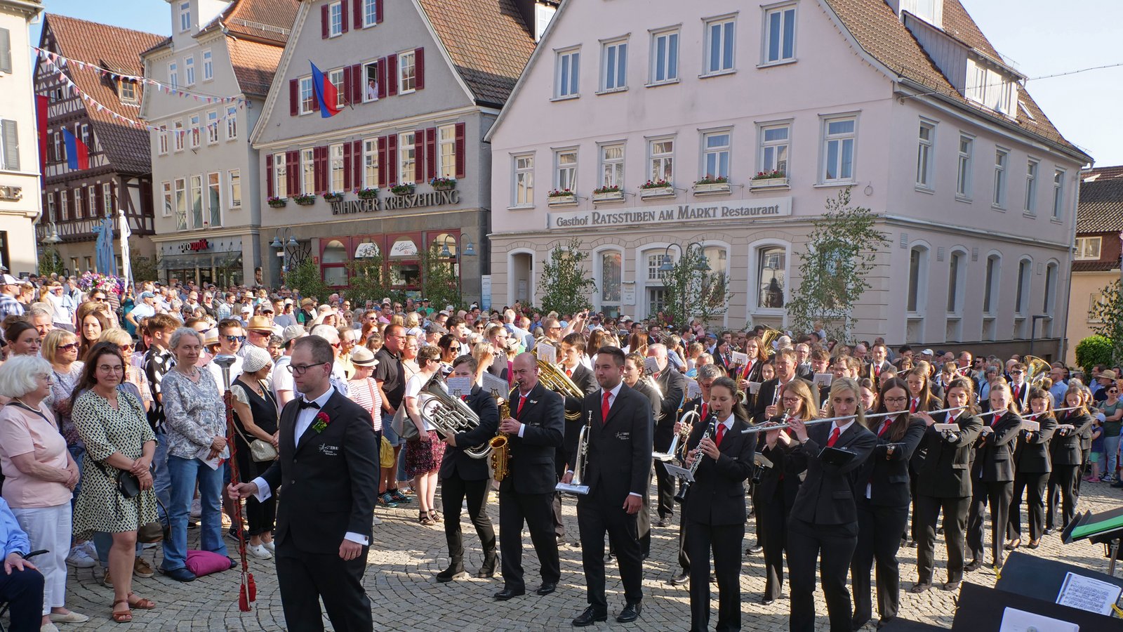 Der Musikverein marschiert über die Stuttgarter Straße ein. Foto: Friedrich