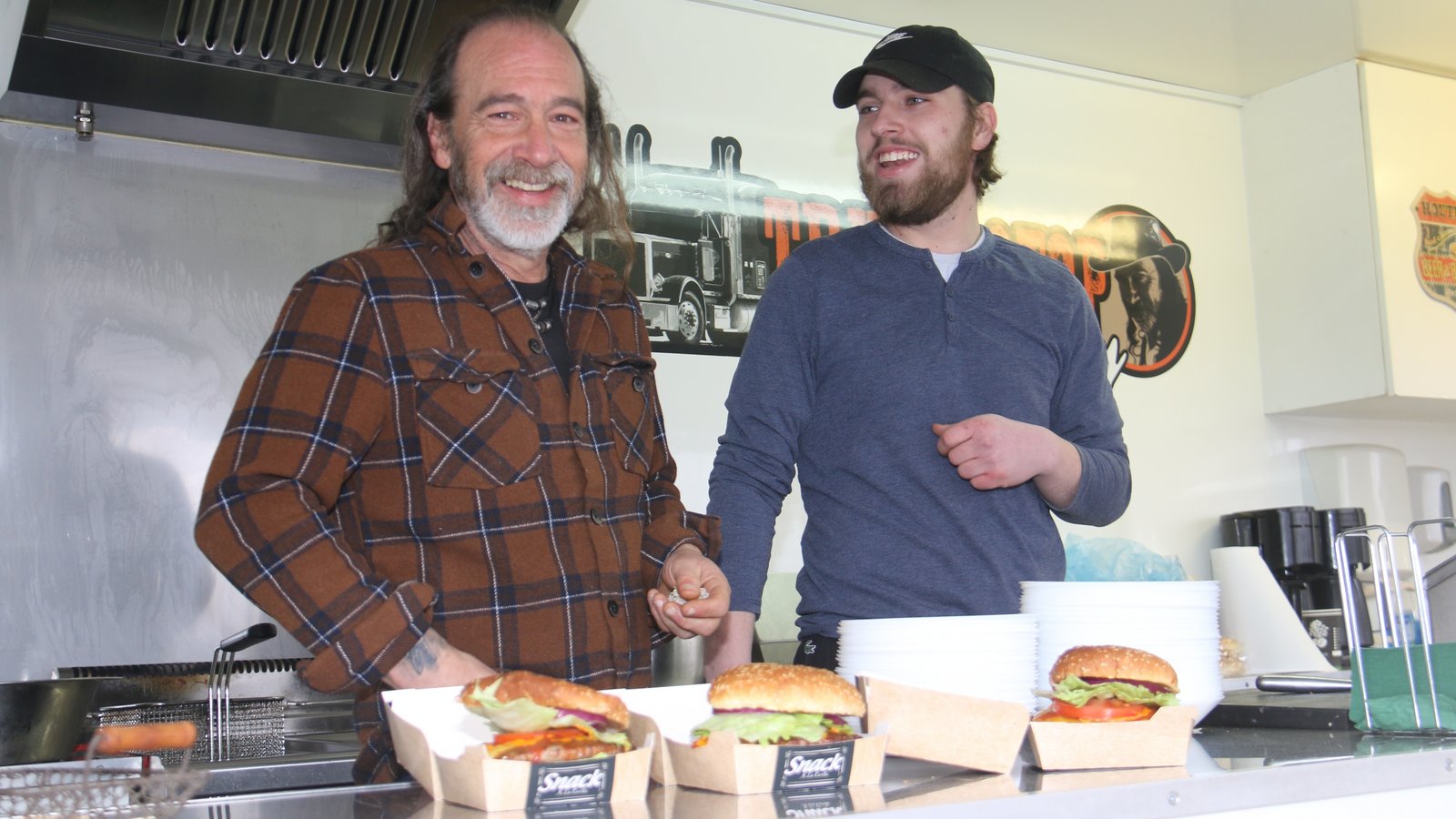 Ein gutes Gespann: Vater Mark Babbitt und Sohn Aiden mit drei Hamburgern, die ein Kunde mitnimmt.  Fotos: Rücker