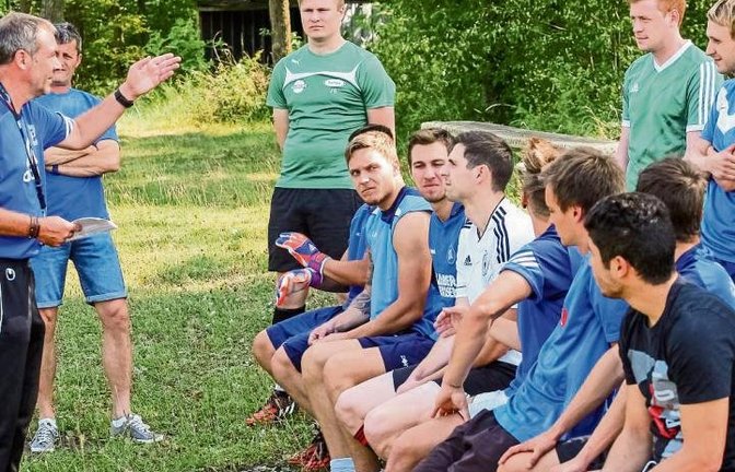 Der neue Trainer des SV Illingen, Bernd Vollmer, hat zum Trainingsauftakt seine Philosophie Fußball zu spielen vorgestellt. Foto: Simecek