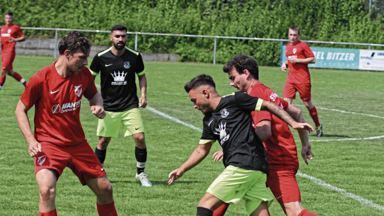 Seit Dolorjant Imeri (vorne) nicht mehr bei jedem Enzweihinger Spiel dabei ist, hat sich die Liste der Torschützen deutlich erweitert, was das Team noch weniger berechenbar macht. Foto: Nachreiner
