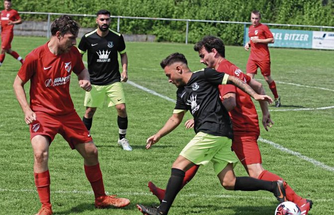 Seit Dolorjant Imeri (vorne) nicht mehr bei jedem Enzweihinger Spiel dabei ist, hat sich die Liste der Torschützen deutlich erweitert, was das Team noch weniger berechenbar macht. Foto: Nachreiner