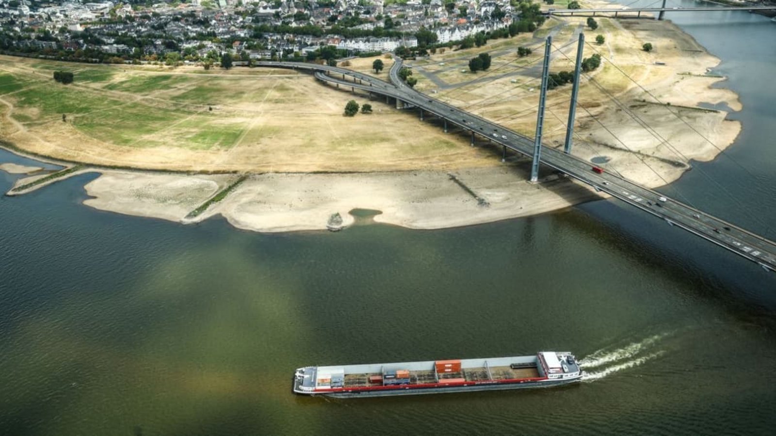 Ein Containerschiff fährt mit geringer Ladung bei Niedrigwasser am Rheinknie in der nordrhein-westfälischen Landeshauptstadt vorbei.Oliver Berg/dpa Ein Containerschiff fährt mit geringer Ladung bei Niedrigwasser am Rheinknie in der nordrhein-westfälischen Landeshauptstadt vorbei.Oliver Berg/dpa