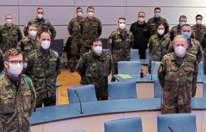 Erster Landesbeamter Wolfgang Herz (rechts) hieß 23 weitere Soldaten im Landratsamt willkommen.  Foto: LE
