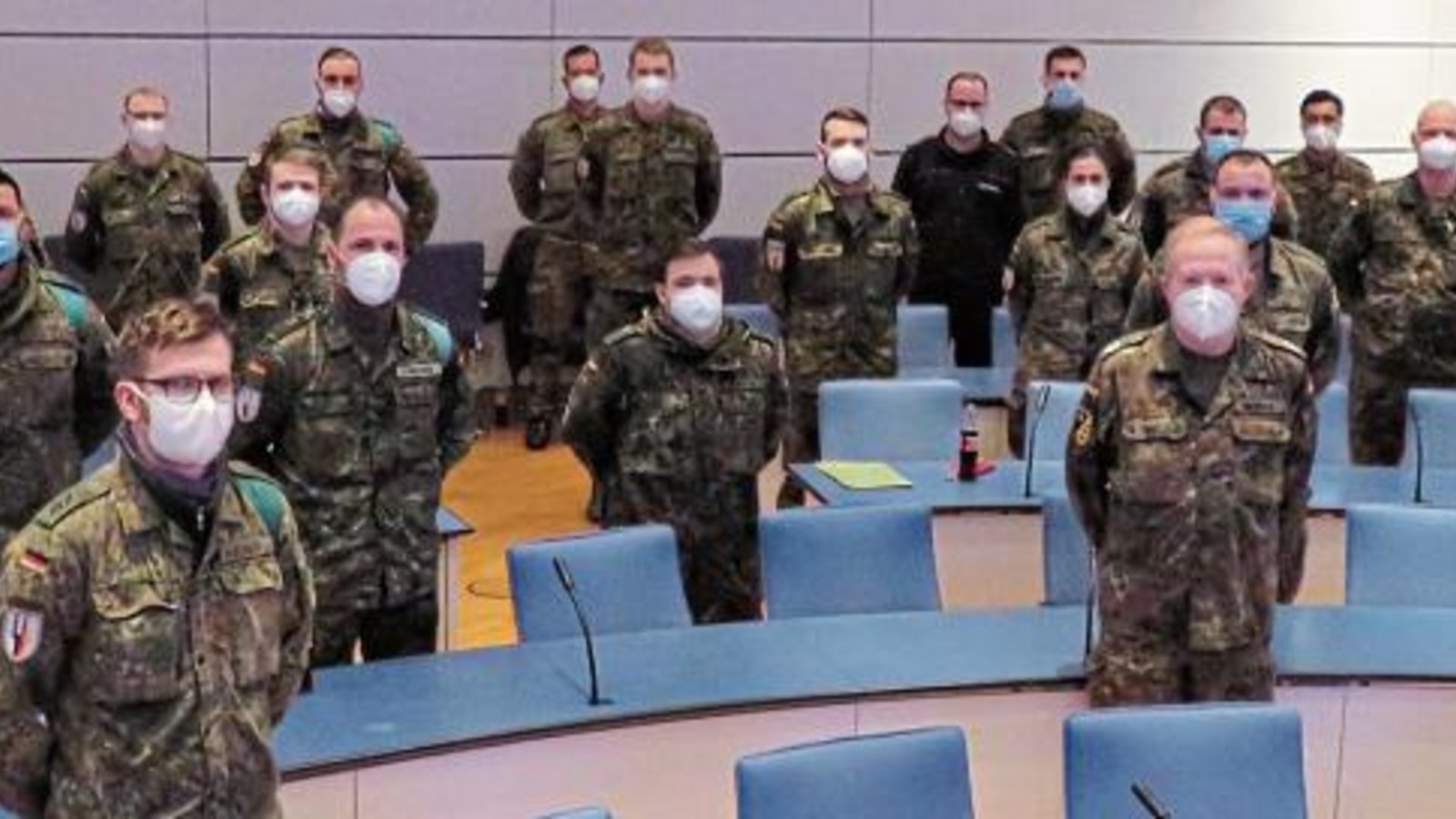 Erster Landesbeamter Wolfgang Herz (rechts) hieß 23 weitere Soldaten im Landratsamt willkommen. Foto: LE Erster Landesbeamter Wolfgang Herz (rechts) hieß 23 weitere Soldaten im Landratsamt willkommen. Foto: LE