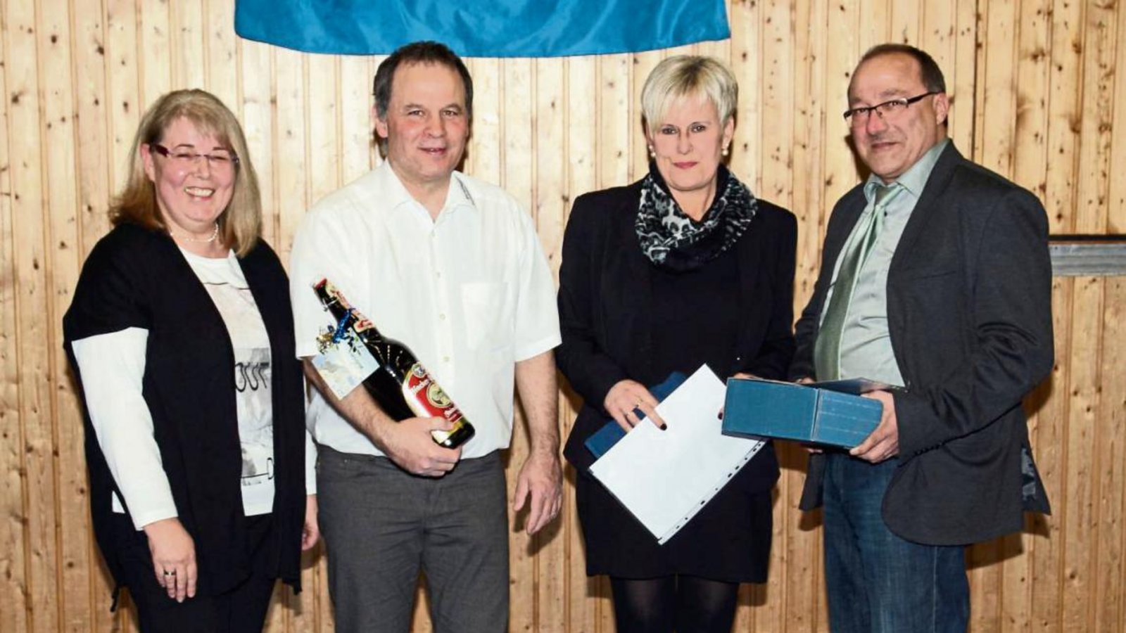 Gerlinde Götz, Gerd Kurfiß, Ute Wamsler und Sieghard Geske (von links) werden beim Neujahrsempfang geehrt. Fotos: p Gerlinde Götz, Gerd Kurfiß, Ute Wamsler und Sieghard Geske (von links) werden beim Neujahrsempfang geehrt. Fotos: p