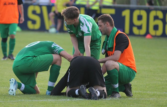 Kaum zu trösten ist der Iptinger Keeper Marco Euchenhofer (Mitte) nach dem verpassten Aufstieg und dem letzten Spiel seiner Karriere. <span class='image-autor'>Fotos: Dittrich</span>