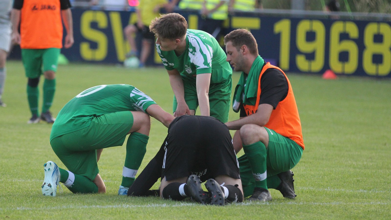 Kaum zu trösten ist der Iptinger Keeper Marco Euchenhofer (Mitte) nach dem verpassten Aufstieg und dem letzten Spiel seiner Karriere. Fotos: Dittrich Kaum zu trösten ist der Iptinger Keeper Marco Euchenhofer (Mitte) nach dem verpassten Aufstieg und dem letzten Spiel seiner Karriere. Fotos: Dittrich