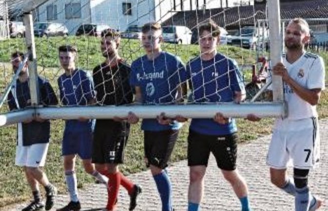 Zum Trainingsauftakt beim SV Illingen wird erst einmal das Tor geholt.  Foto: Küppers