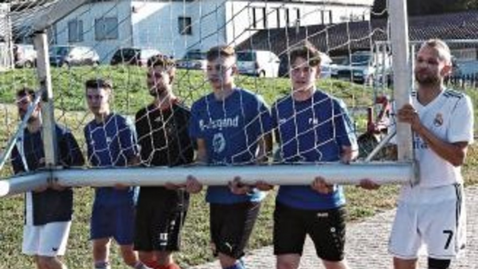 Zum Trainingsauftakt beim SV Illingen wird erst einmal das Tor geholt.  Foto: Küppers