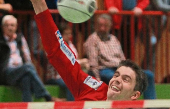 Kolja Meyer war an der Leine vor allem bei den Schusszuspielen von den Stammheimern kaum zu bremsen. Foto: Nachreiner