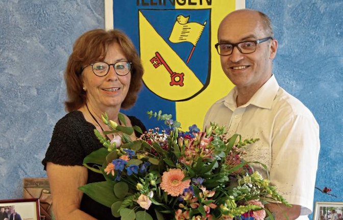 Bürgermeister Harald Eiberger hat seine langjährige Außenstellenleiterin der VHS in Illingen verabschiedet: Heidi Friedrich gibt das Amt nach 15 Jahren aus gesundheitlichen Gründen ab. Foto: sf