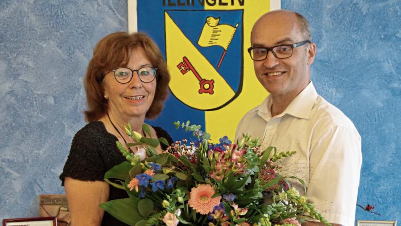 Bürgermeister Harald Eiberger hat seine langjährige Außenstellenleiterin der VHS in Illingen verabschiedet: Heidi Friedrich gibt das Amt nach 15 Jahren aus gesundheitlichen Gründen ab. Foto: sf Bürgermeister Harald Eiberger hat seine langjährige Außenstellenleiterin der VHS in Illingen verabschiedet: Heidi Friedrich gibt das Amt nach 15 Jahren aus gesundheitlichen Gründen ab. Foto: sf