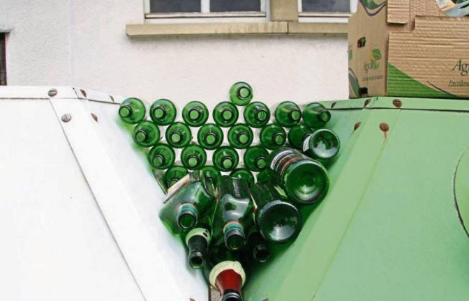 In Nussdorf werden leere Flaschen zu Kunst. Foto: Rostek