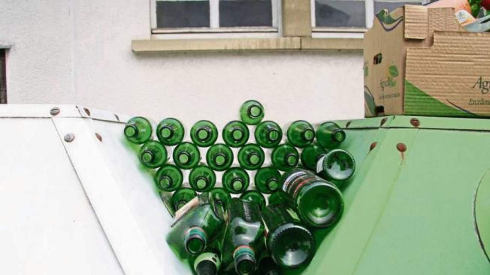 In Nussdorf werden leere Flaschen zu Kunst. Foto: Rostek