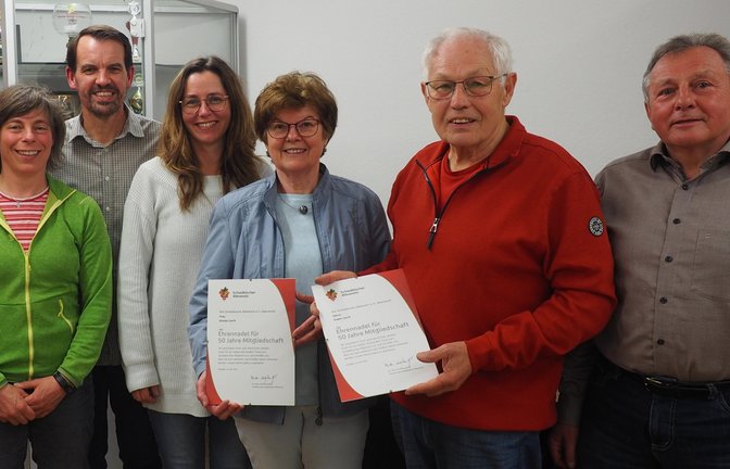 Ehrungen und Wahlen in Häfnerhaslach (von links): Ortsvorsteherin Claudia Volk, Vorsitzender Holger Springer, Ilka Springer, Ursula und Erwin Lorch, Roland Fazler.  <span class='image-autor'>Foto: Lorch</span>