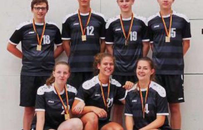 Gegen die Mixedmannschaft der 15- bis 18-Jährigen des TSV Enzweihingen mit Caroline Knoll, Iris Barbunopulos und Tianna Röhlk (kniend von links) sowie Aaron Stark, Peter Scheuermann, Farin Sparmann und Nathanael Wenzler (stehend von links) hatten die Gegner wenig auszurichten.