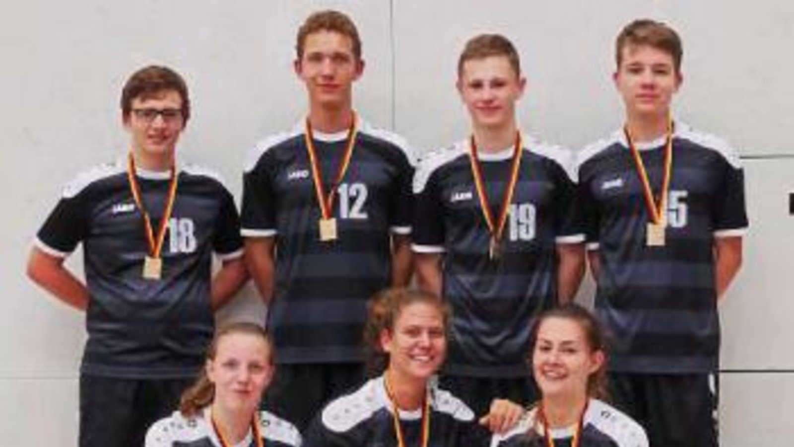 Gegen die Mixedmannschaft der 15- bis 18-Jährigen des TSV Enzweihingen mit Caroline Knoll, Iris Barbunopulos und Tianna Röhlk (kniend von links) sowie Aaron Stark, Peter Scheuermann, Farin Sparmann und Nathanael Wenzler (stehend von links) hatten die Gegner wenig auszurichten.