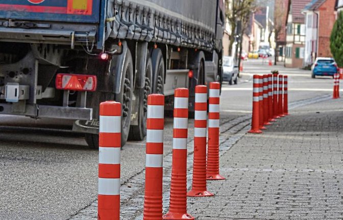 Die gut 200 rot-weißen Signalpoller an der Dorfstraße und Güglinger Straße sorgen für Unmut bei den Ochsenbachern.  Foto: p