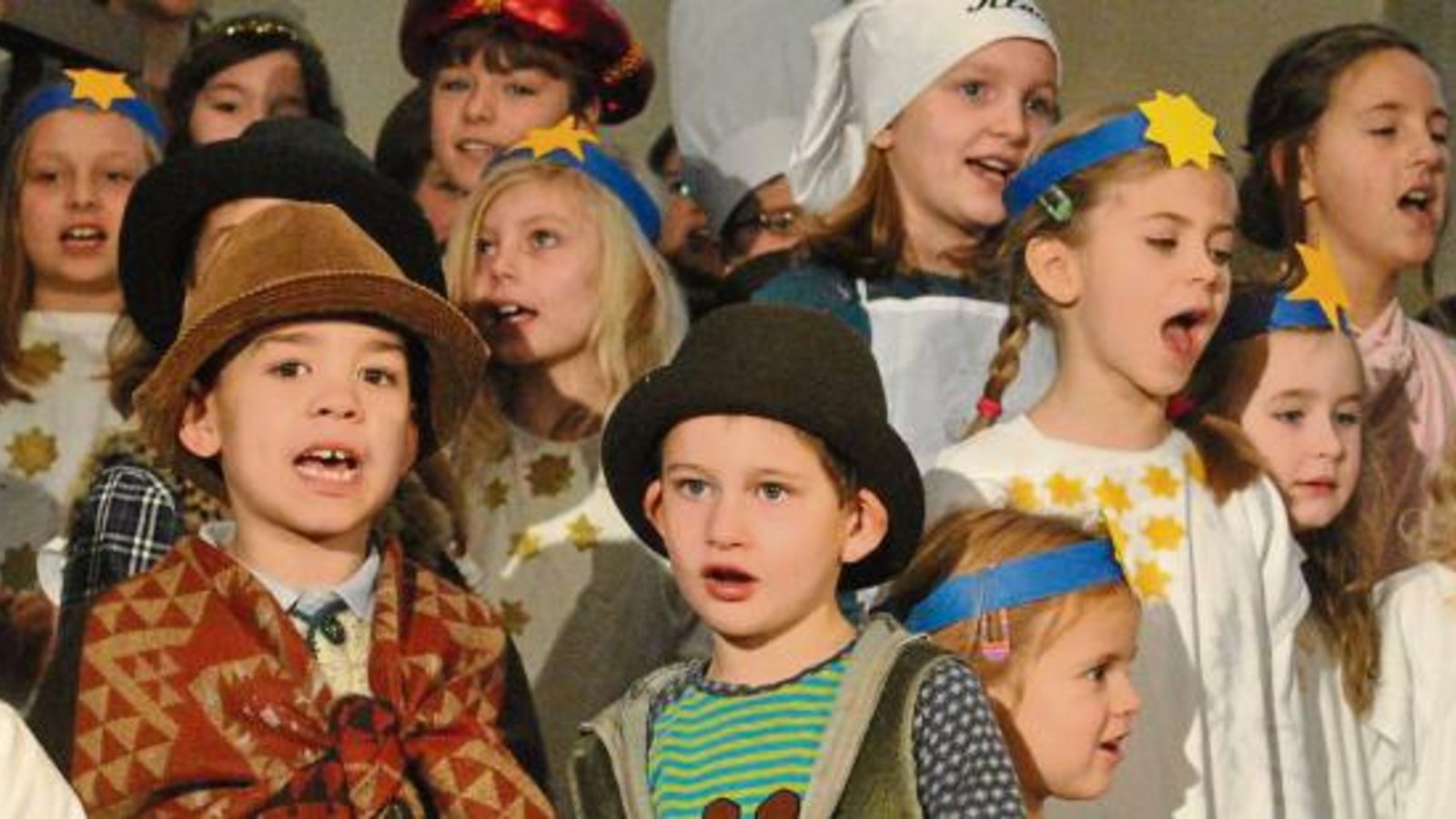 Die Kinder führen das Singspiel „Wo geht es nach Bethlehem?“ auf.  Foto: Stahlfeld