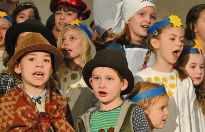 Die Kinder führen das Singspiel „Wo geht es nach Bethlehem?“ auf.  Foto: Stahlfeld