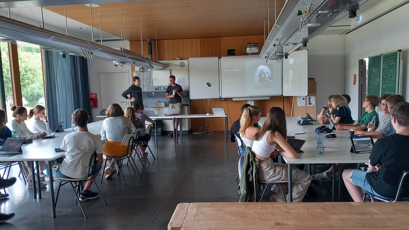 Die Tübinger Experten bei den Schülern im Sachsenheimer Lichtenstern-Gymnasium. Foto: Glemser Die Tübinger Experten bei den Schülern im Sachsenheimer Lichtenstern-Gymnasium. Foto: Glemser