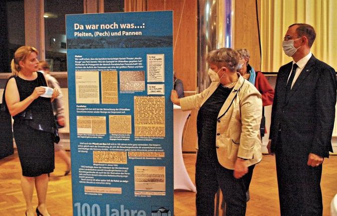 Dr. Martina Terp-Schunter, Marlis Lippik und Oberbürgermeister Frank Schneider (von links) enthüllten eine von knapp 30 Tafeln, deren Inhalte der Arbeitskreis aus 60 Büchern mit insgesamt 147 000 Seiten zusammengestellt hat.  Foto: Filitz