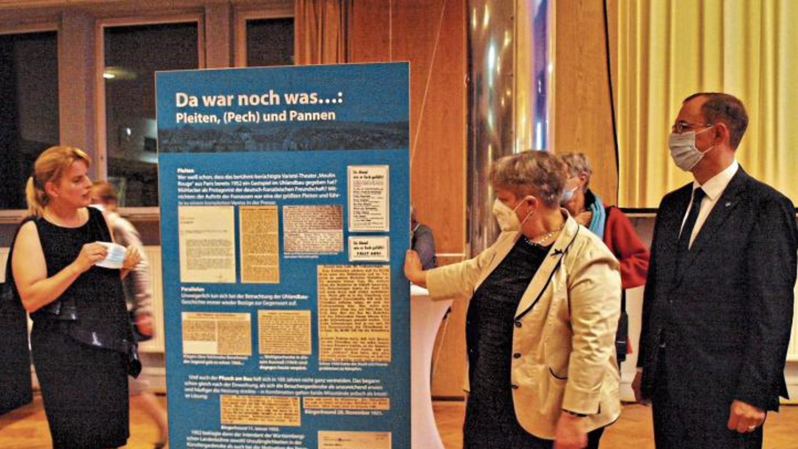 Dr. Martina Terp-Schunter, Marlis Lippik und Oberbürgermeister Frank Schneider (von links) enthüllten eine von knapp 30 Tafeln, deren Inhalte der Arbeitskreis aus 60 Büchern mit insgesamt 147 000 Seiten zusammengestellt hat. Foto: Filitz Dr. Martina Terp-Schunter, Marlis Lippik und Oberbürgermeister Frank Schneider (von links) enthüllten eine von knapp 30 Tafeln, deren Inhalte der Arbeitskreis aus 60 Büchern mit insgesamt 147 000 Seiten zusammengestellt hat. Foto: Filitz