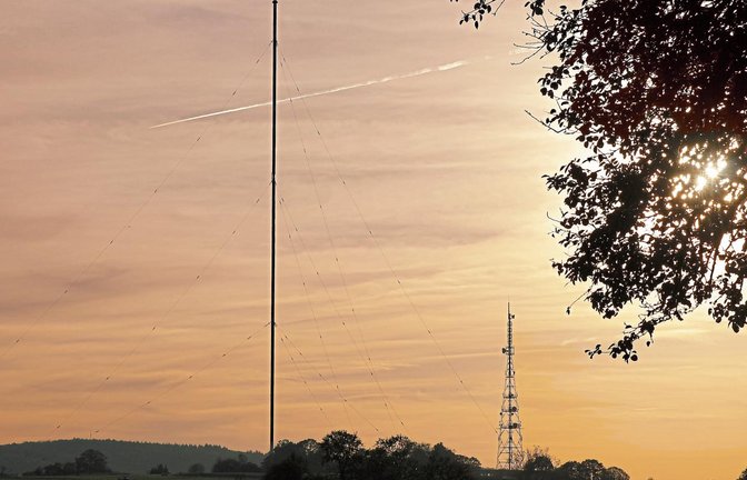 Für viele Mühlackerer ein Identität stiftendes Bauwerk, seit einigen Jahren auch ein Kulturdenkmal: Der 273 Meter hohe Sendermast gilt zudem auch als höchster Turm im Südwesten und vielleicht als einer der letzten dieser Art in ganz Deutschland. Foto: Kollros