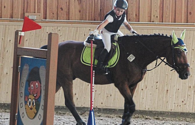 Nico Haller bewältigt die breitensportliche Aufgabe. Er muss eine Dose von einer Stange bis zur nächsten tragen. Foto: privat