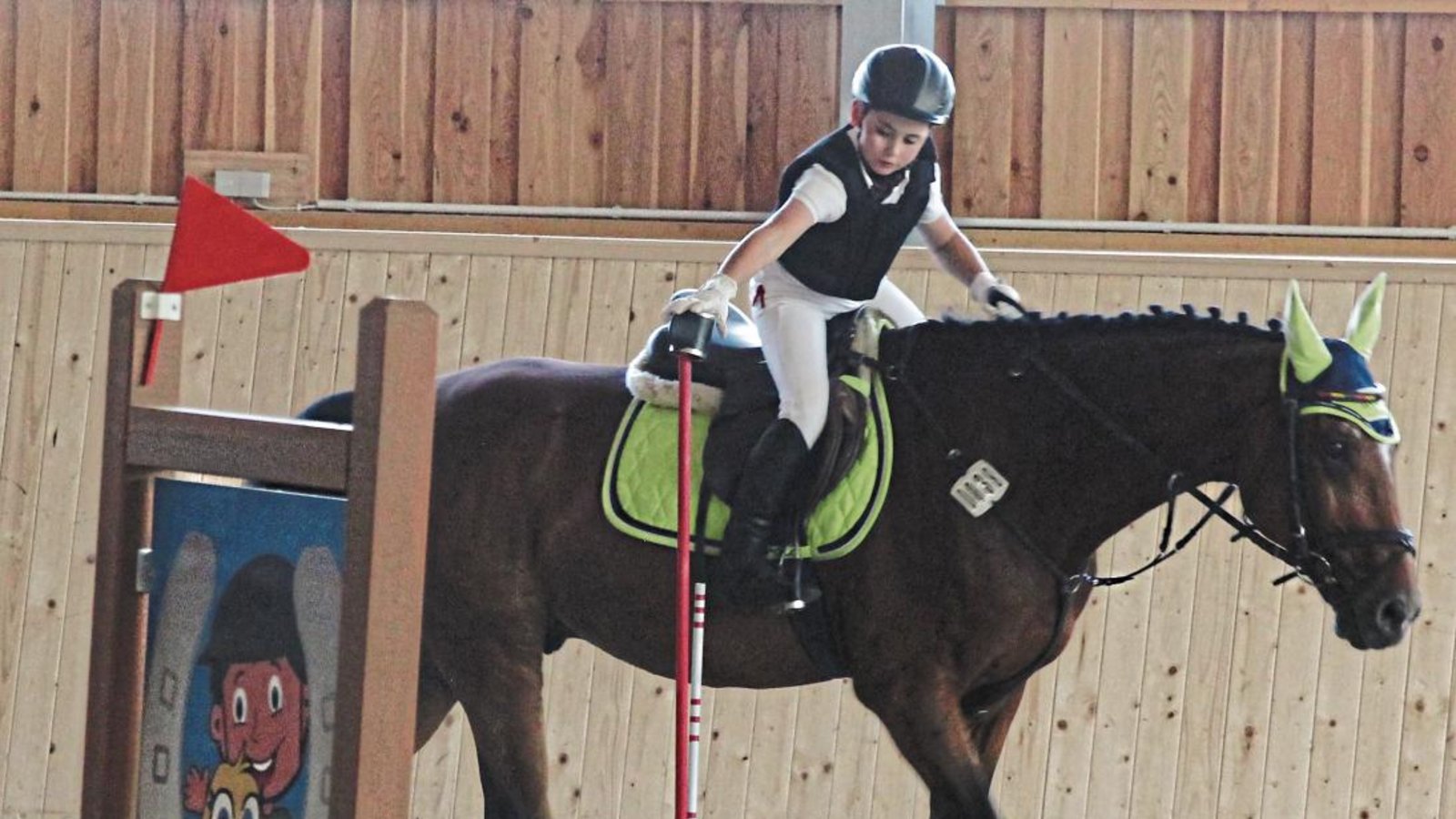 Nico Haller bewältigt die breitensportliche Aufgabe. Er muss eine Dose von einer Stange bis zur nächsten tragen. Foto: privat Nico Haller bewältigt die breitensportliche Aufgabe. Er muss eine Dose von einer Stange bis zur nächsten tragen. Foto: privat