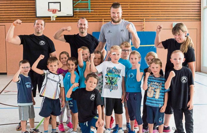 Box-Training mit dem ehemaligen Europameister: Kinder im Alter von fünf bis zehn Jahren mit den Trainern Maik Syring und Daniel Ott, dem Boxprofi Alexander Dimitrenko und Trainerin Jutta Reitter-Stengel (hinten von links). Foto: Leitner